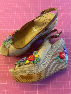 EUC Poetic License Size 7.5 Petal Pushers
